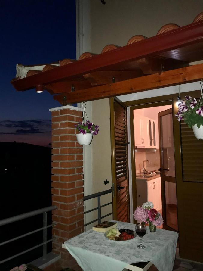 Vila Arlind Hotel Vlore Exterior photo