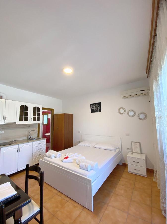 Vila Arlind Hotel Vlore Exterior photo